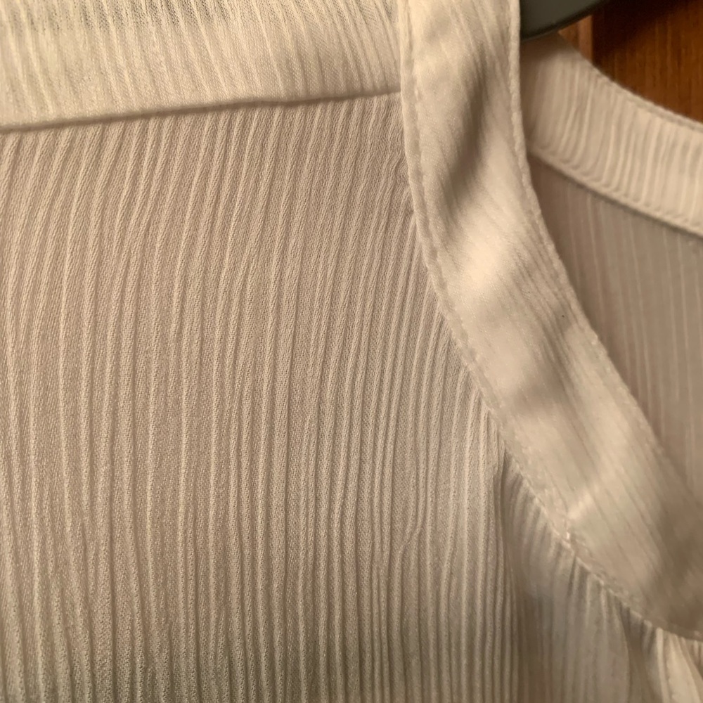 Chico New Never Worn, Button Front Flutter Hem Tu… - image 3